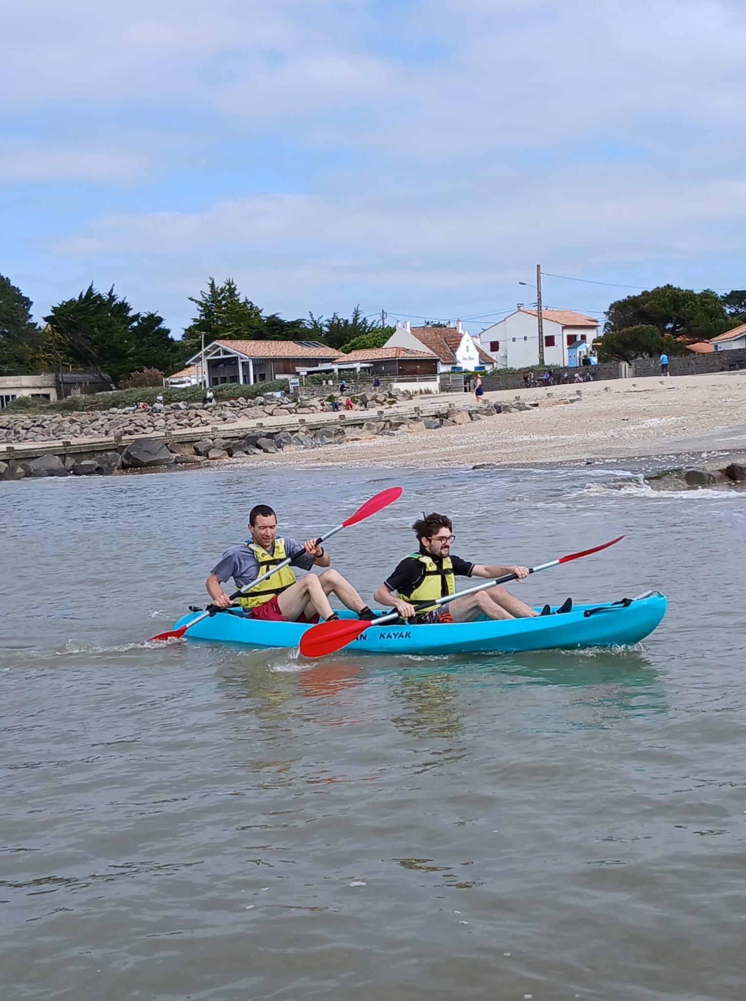 Deux-amis-sur-un-kayak-duo